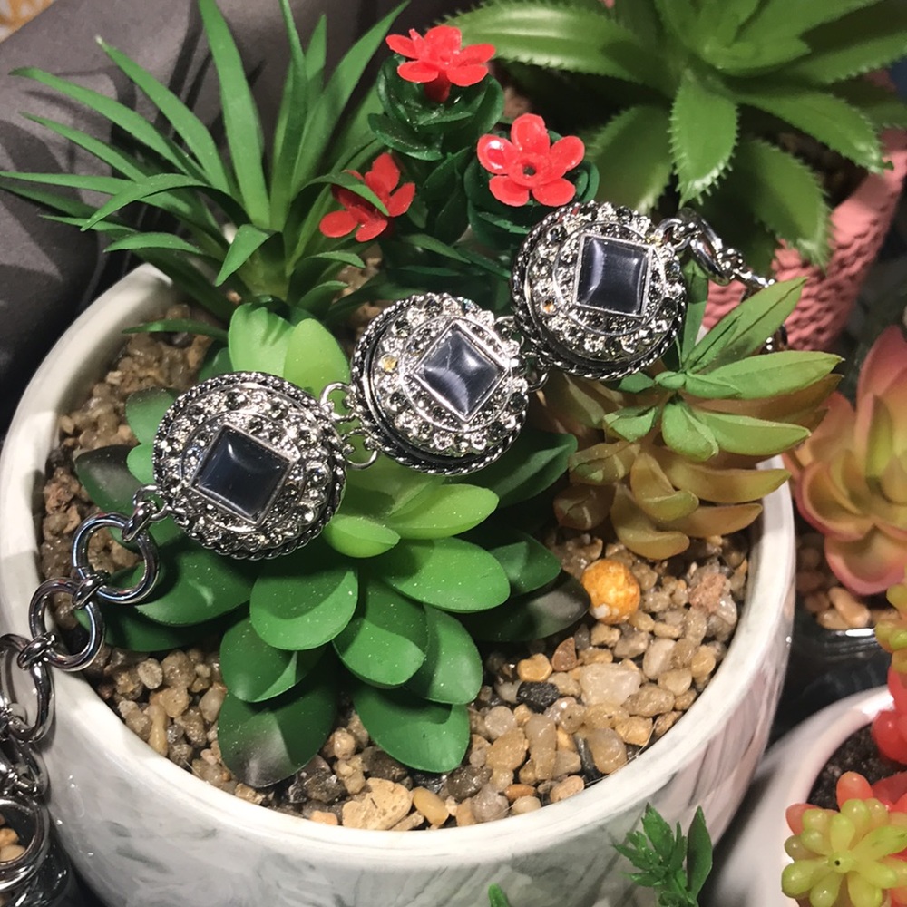 💥💥Silver Toggle clasp bracelet with decorative accents 3 beautiful Grey Snaps